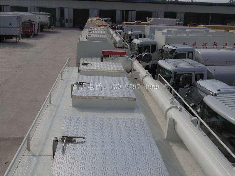 广州李老板的3台17吨东风天锦小三轴散装饲料运输车发车