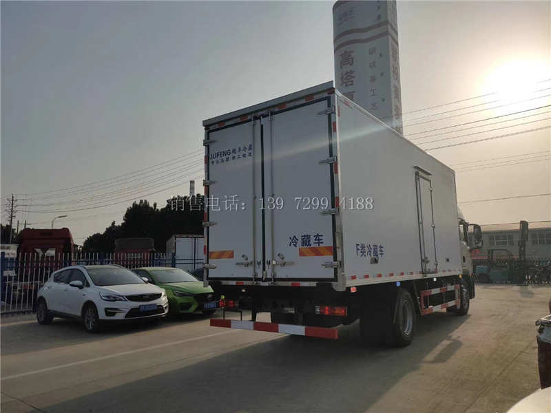 中型新款6米8单桥重汽豪沃TX5肉钩冷藏车厂家价格配置图片