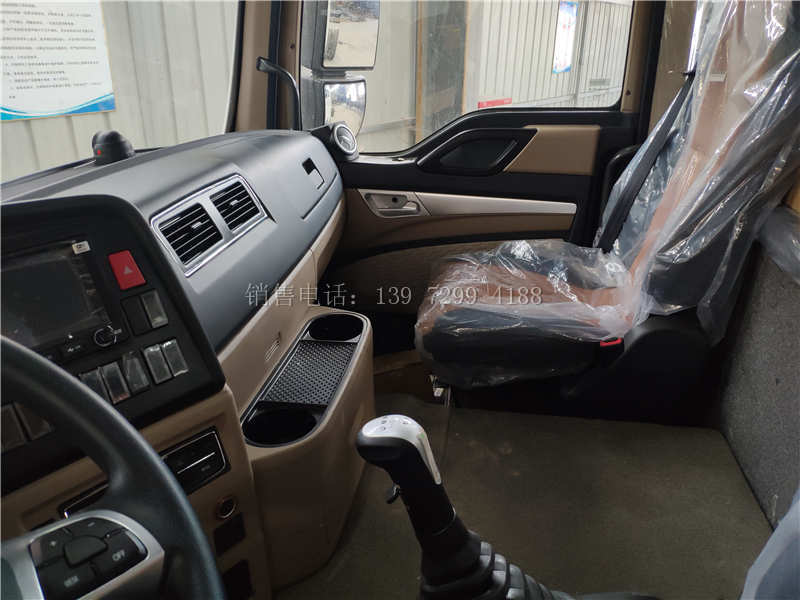 中型新款6米8单桥重汽豪沃TX5肉钩冷藏车厂家价格配置图片