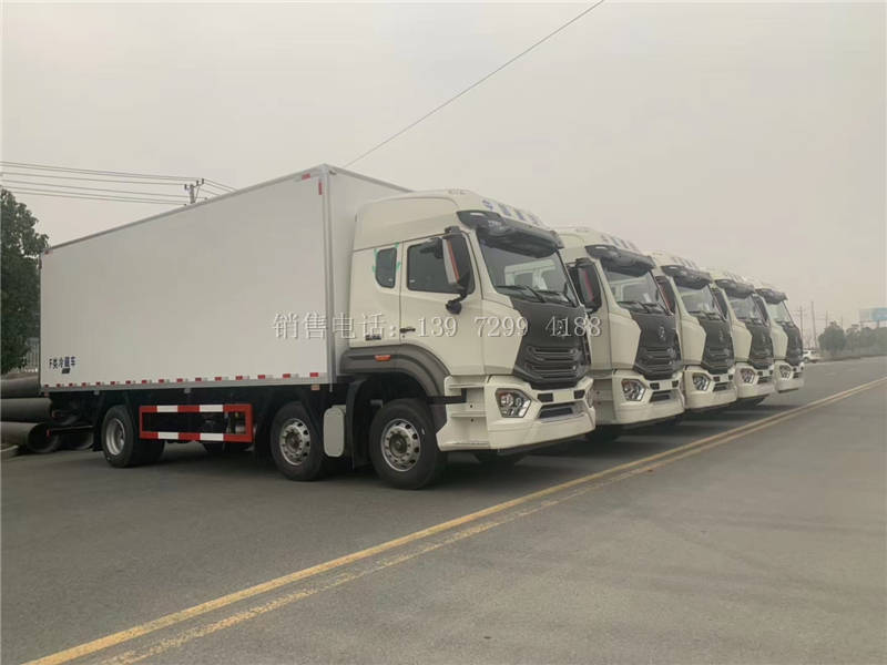 5台7米8重汽豪翰小三轴肉钩冷藏车发车了