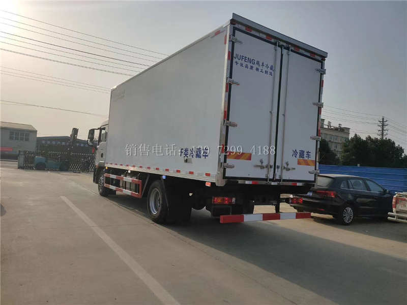 中型新款6米8单桥重汽豪沃TX5肉钩冷藏车厂家价格配置图片