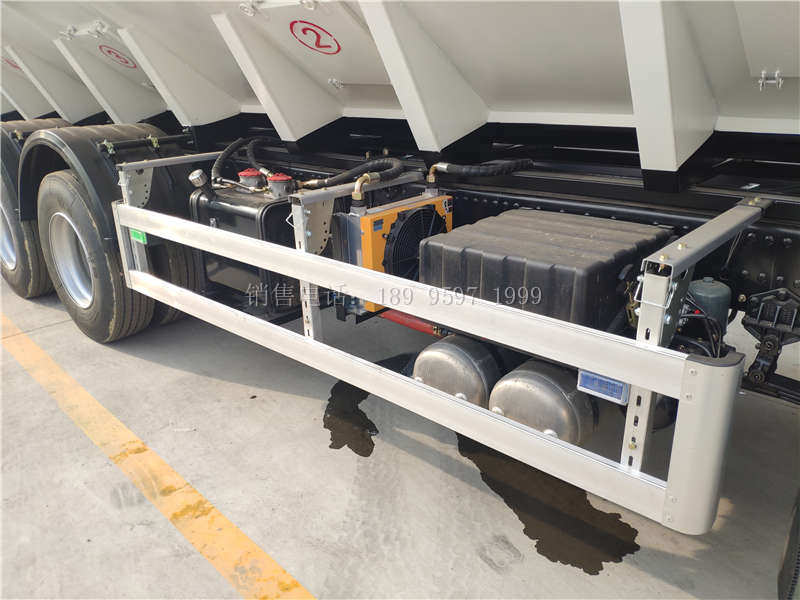 电动15吨单桥东风天锦VR小三轴散装饲料运输车厂家价格配置图片