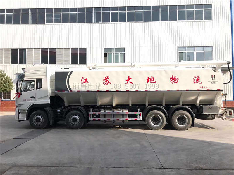 两台液压23吨东风天龙VL前四后八散装饲料运输车顺利交付