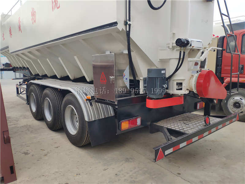 湖北缘晟物流13米电动32吨三桥一体半挂散装饲料运输车发车