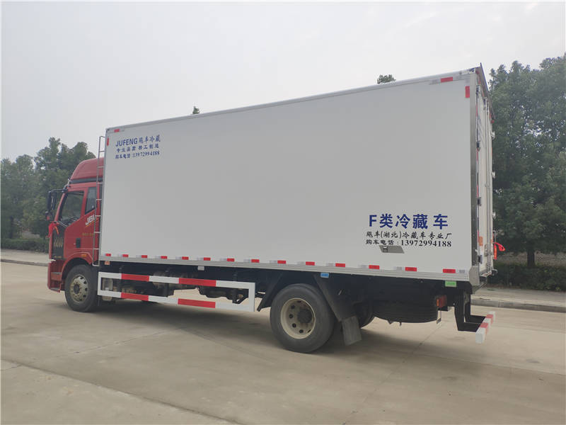 6米8解放J6L中型单桥肉钩冷藏车厂家报价配置图片