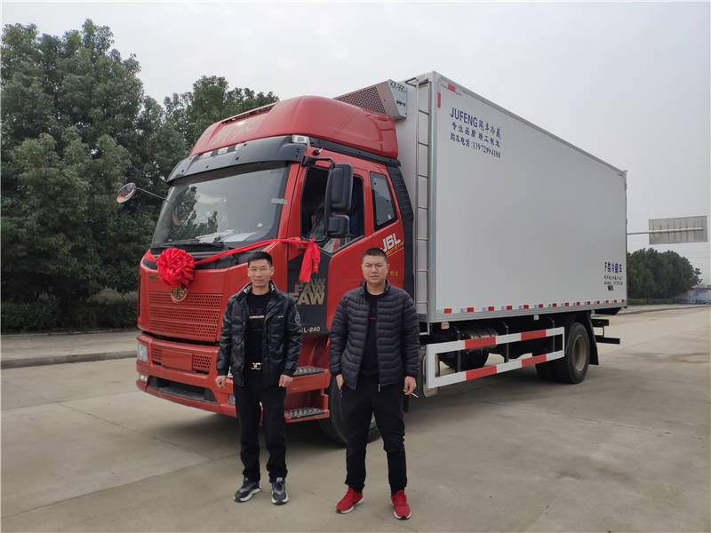 恭喜陕西冯老板喜提6米8解放J6L中型单桥肉钩冷藏运输车