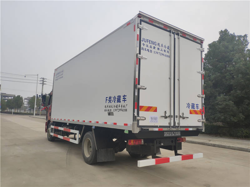 6米8解放J6L中型单桥肉钩冷藏车厂家报价配置图片
