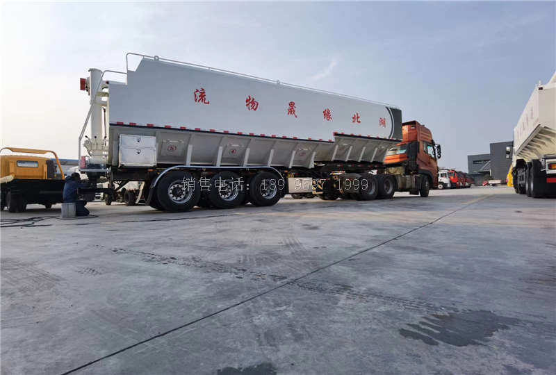 湖北缘晟物流13米电动32吨三桥一体半挂散装饲料运输车发车