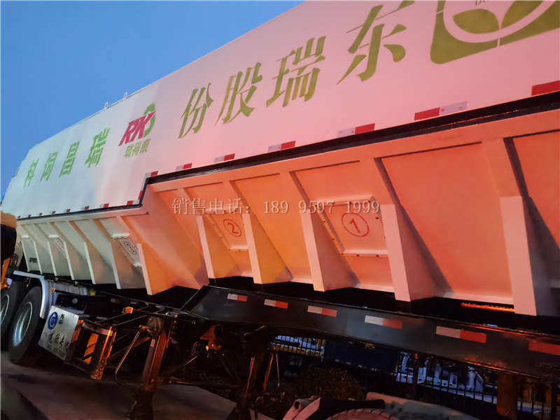 11米6电动32吨三桥一体半挂散装饲料运输车发车