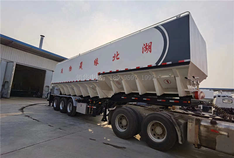 湖北缘晟物流13米电动32吨三桥一体半挂散装饲料运输车发车