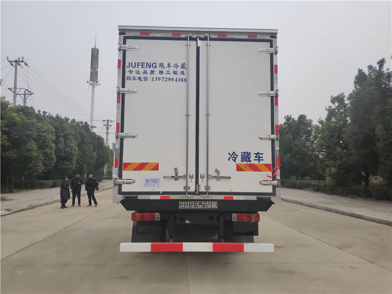 6米8解放J6L中型单桥肉钩冷藏车厂家报价配置图片