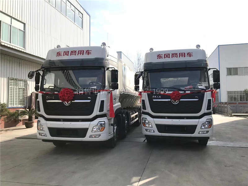 两台液压23吨东风天龙VL前四后八散装饲料运输车顺利交付