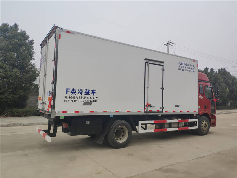 6米8解放J6L中型单桥肉钩冷藏车厂家报价配置图片