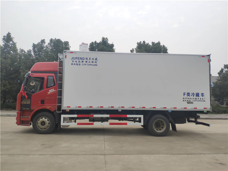6米8解放J6L中型单桥肉钩冷藏车厂家报价配置图片