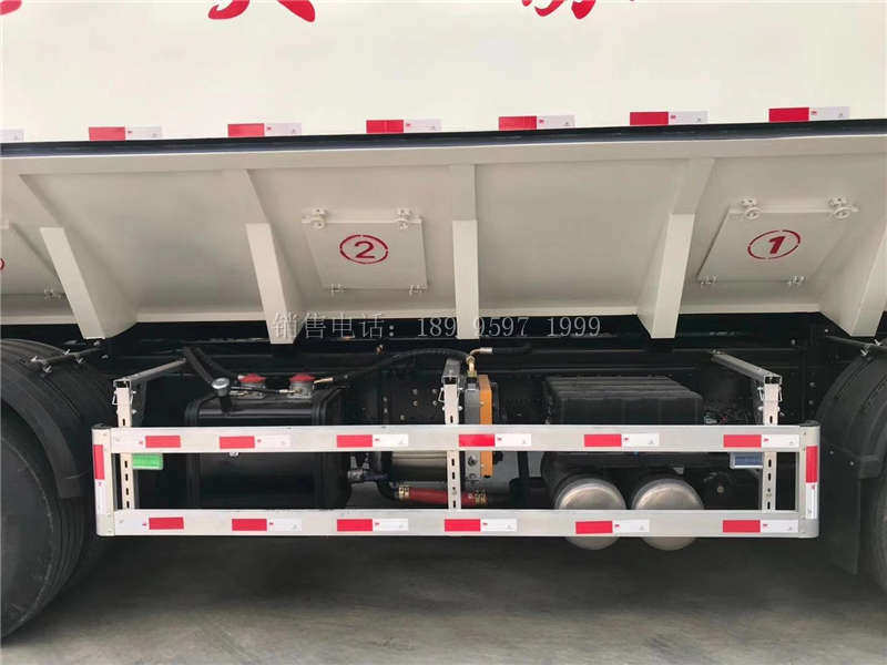 两台液压23吨东风天龙VL前四后八散装饲料运输车顺利交付