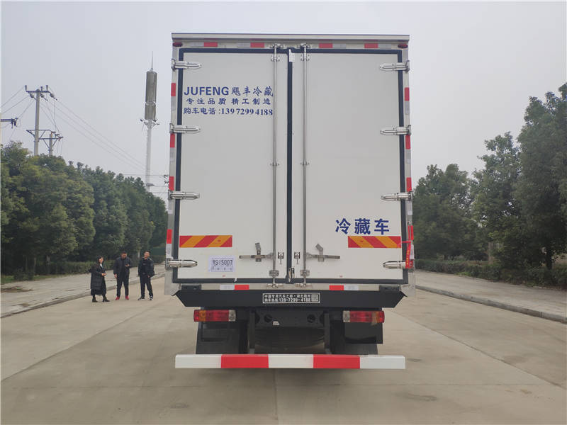 6米8解放J6L中型单桥肉钩冷藏车厂家报价配置图片