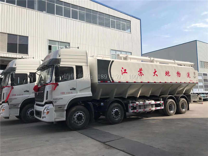 两台液压23吨东风天龙VL前四后八散装饲料运输车顺利交付