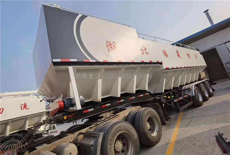 湖北缘晟物流13米电动32吨三桥一体半挂散装饲料运输车发车