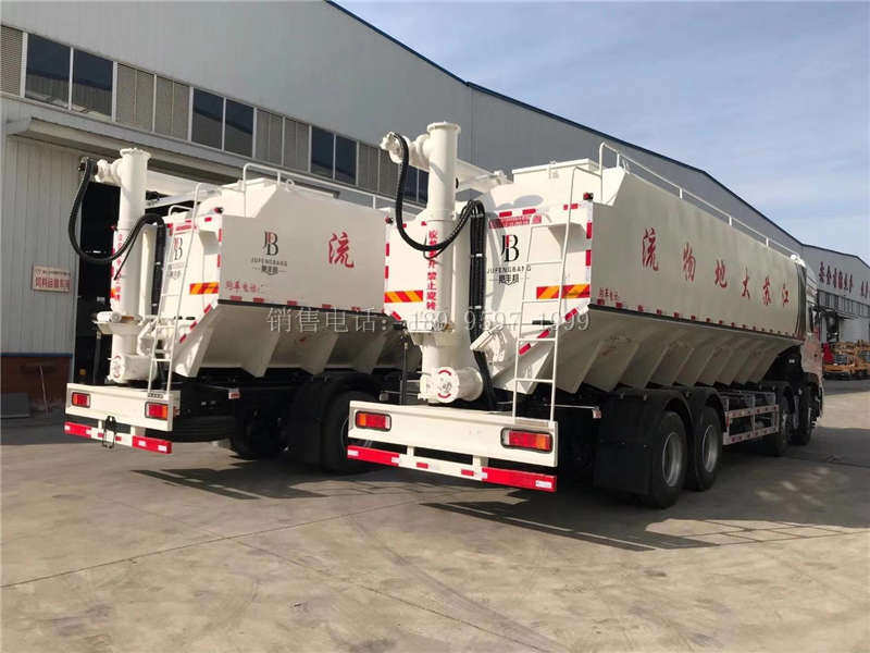 两台液压23吨东风天龙VL前四后八散装饲料运输车顺利交付