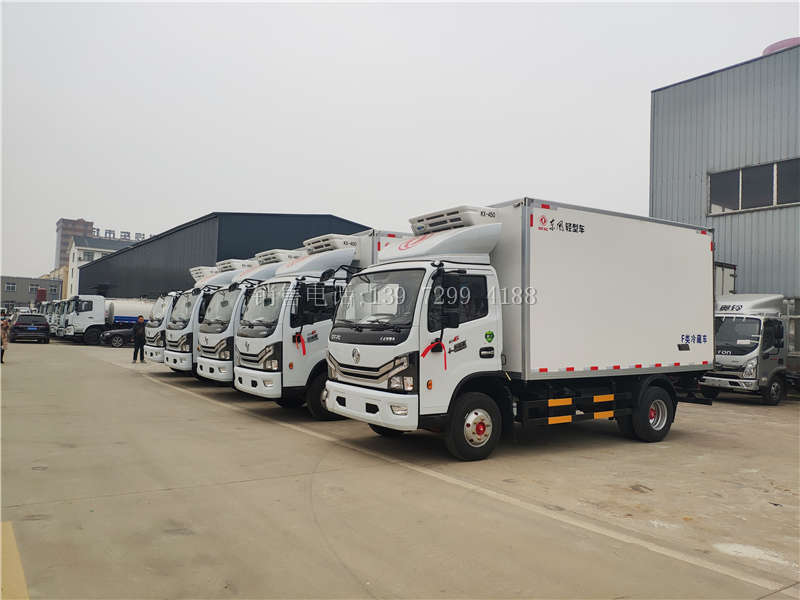 5台蓝牌4米2东风凯普特冷藏车厂家发车实况