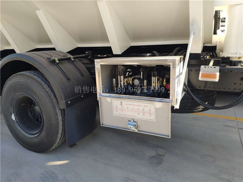 东风天锦散装饲料车厂家-液压小三轴饲料运输车报价