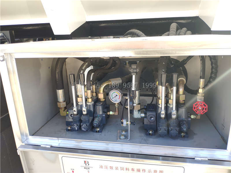 东风天锦散装饲料车厂家-液压小三轴饲料运输车报价