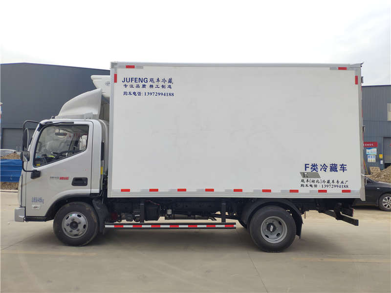 蓝牌福田4米2奥铃速运冷藏车发车