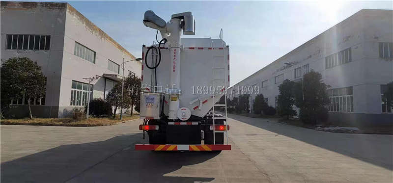 国六福田领航小三轴散装饲料车厂家