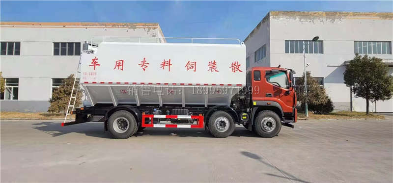 国六福田领航小三轴散装饲料车厂家
