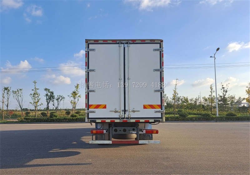 国六重汽豪沃小三轴八米六冷藏车价格