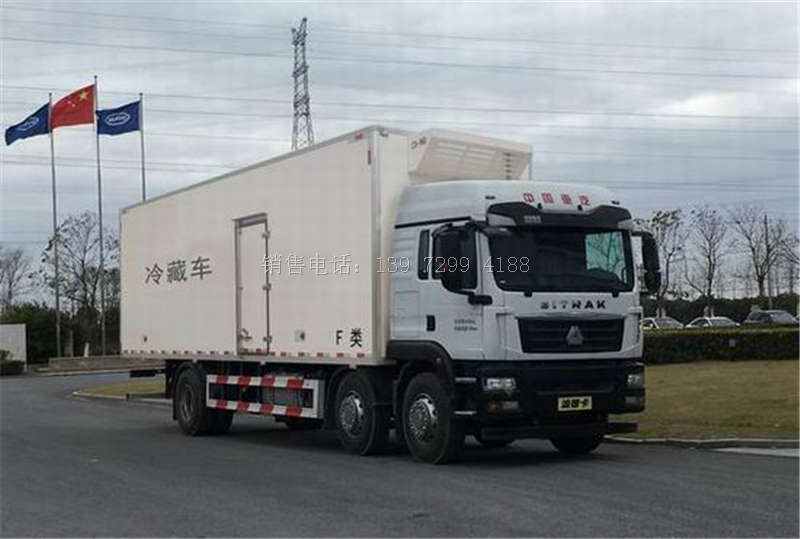 国六重汽汕德卡小三轴8米6冷藏车价格