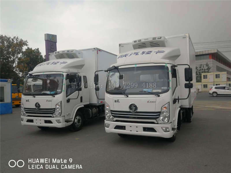 陕汽轻卡排半蓝牌4米2冷藏车