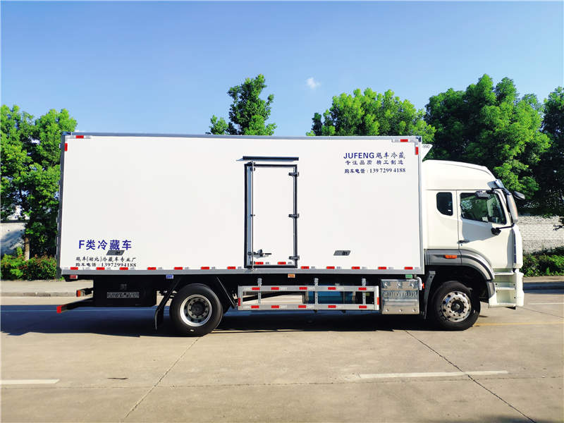 国六重汽豪沃6米8冷藏车内饰图片