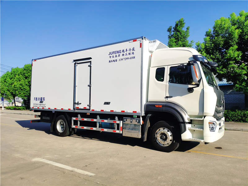 国六重汽豪沃6米8冷藏车内饰图片