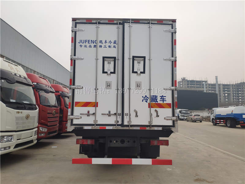 重汽汕德卡9米6冷藏车