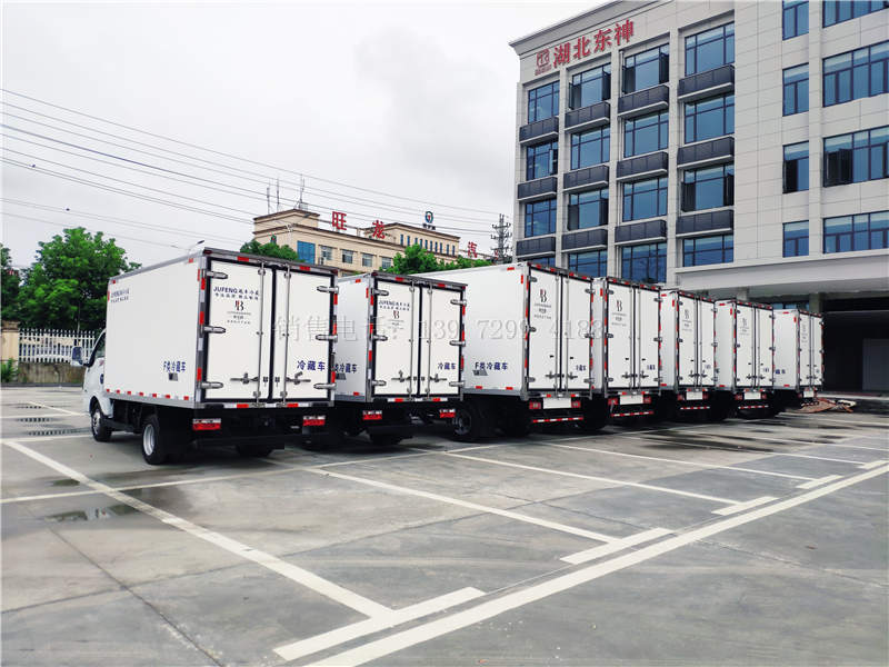 5台福田奥铃速运4米2冷藏车和2台东风途逸3米5冷藏车一起出嫁了