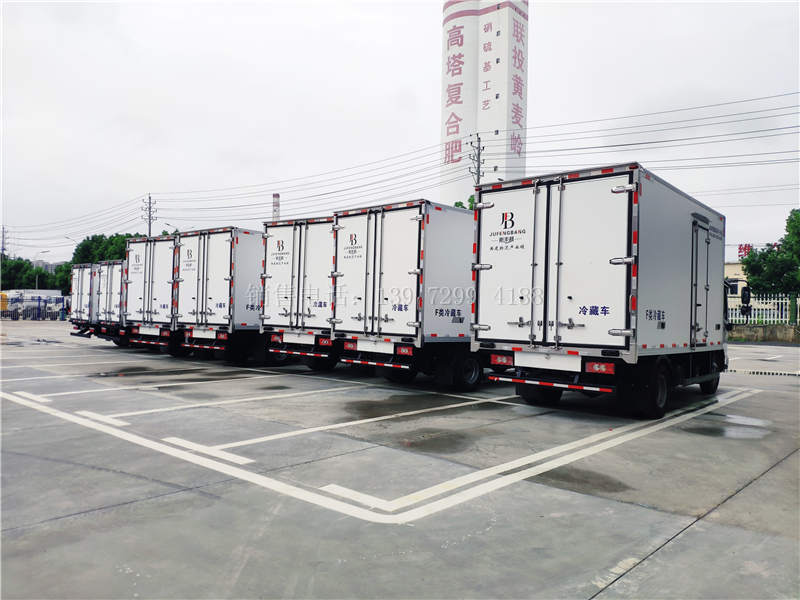 5台福田奥铃速运4米2冷藏车和2台东风途逸3米5冷藏车一起出嫁了