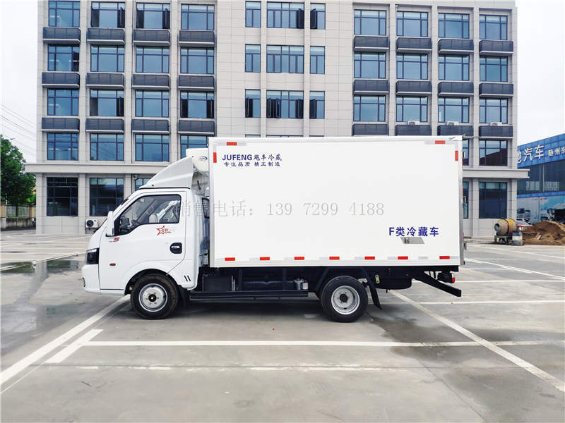 5台福田奥铃速运4米2冷藏车和2台东风途逸3米5冷藏车一起出嫁了
