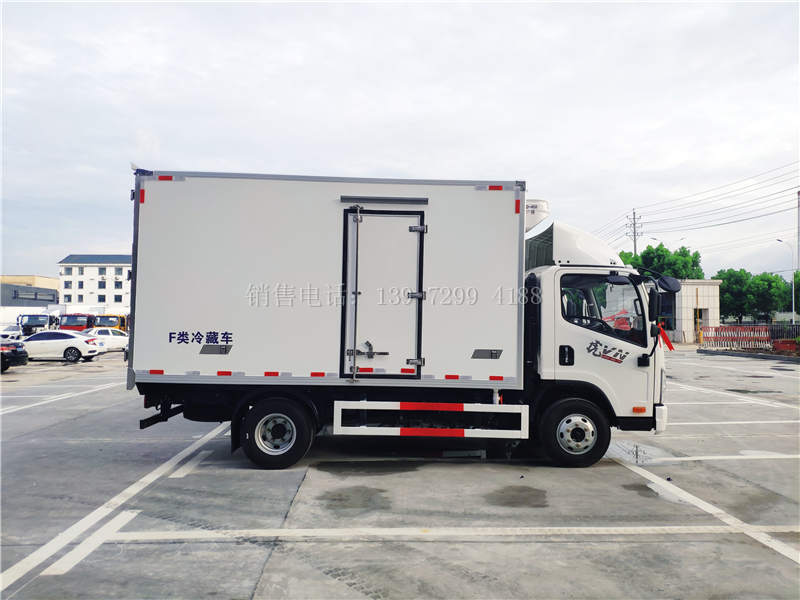 4台国六解放虎VN肉钩4米2冷藏车发车