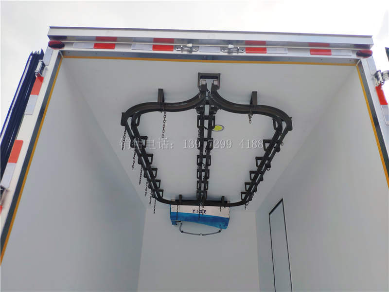 4台国六解放虎VN肉钩4米2冷藏车发车