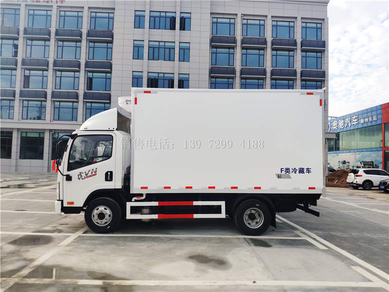 4台国六解放虎VN肉钩4米2冷藏车发车