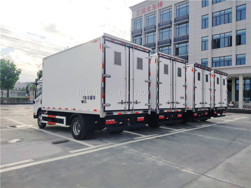 4台国六解放虎VN肉钩4米2冷藏车发车