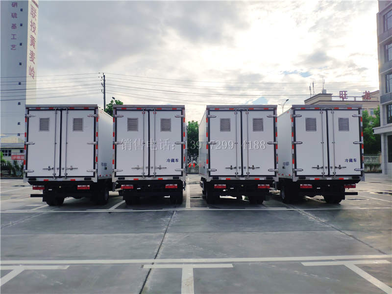 4台国六解放虎VN肉钩4米2冷藏车发车