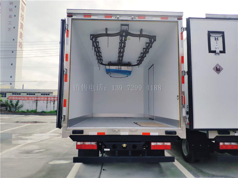 4台国六解放虎VN肉钩4米2冷藏车发车
