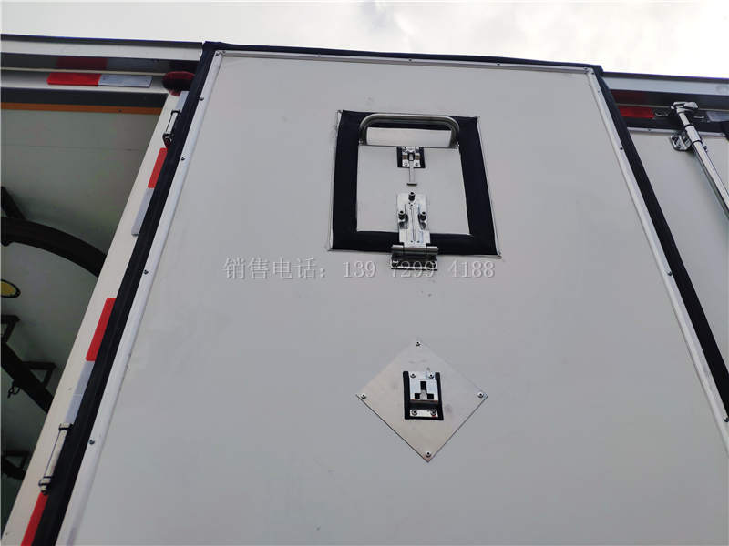 4台国六解放虎VN肉钩4米2冷藏车发车