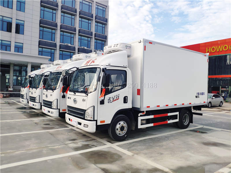 4台国六解放虎VN肉钩4米2冷藏车发车