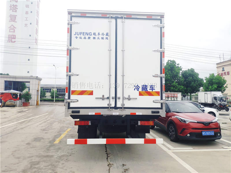 东风天锦6米8厢式冷藏车