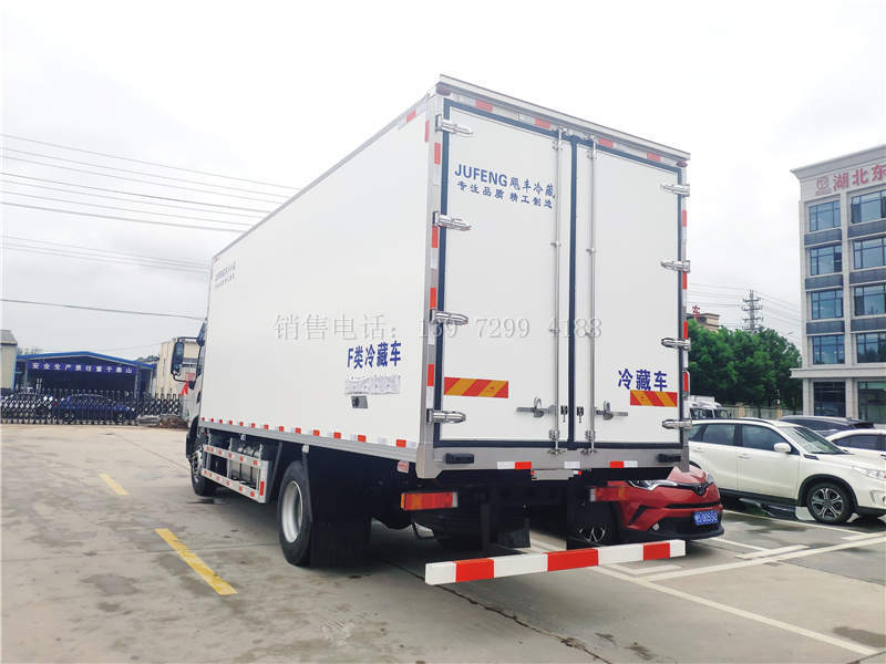 东风天锦6米8厢式冷藏车