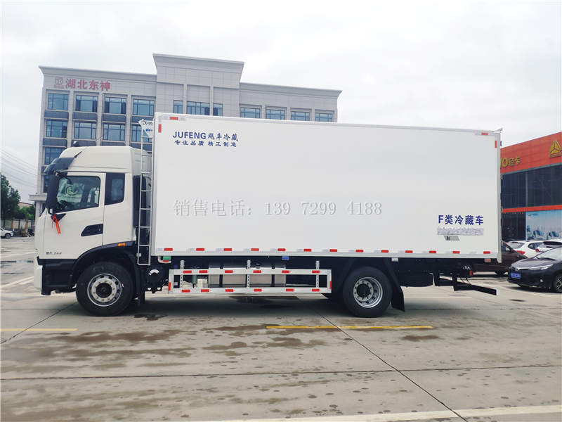 东风天锦6米8厢式冷藏车