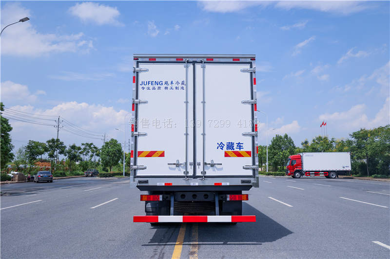 康明斯6缸260马力东风天锦KR高顶双卧6米8冷藏车价格